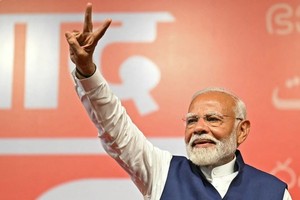 Thủ tướng Ấn Độ Narendra Modi mừng chiến thắng của Liên minh Dân chủ quốc gia (NDA) do đảng Nhân dân Ấn Độ (BJP) đứng đầu, tại New Delhi, ngày 4/6/2024. (Ảnh: AFP/TTXVN)