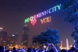 Người dân TP.HCM thích thú với màn trình diễn nghệ thuật của 1.100 drone