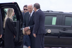Gia đình ông Hunter Biden chào đón cha mình, Tổng thống Mỹ Joe Biden đến Delaware. Ảnh cắt từ clip của Reuters