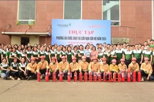 Tập thể cán bộ và lực lượng bảo vệ tại Vietcombank Hải Dương tham gia thực tập công tác PCCC & CNCH