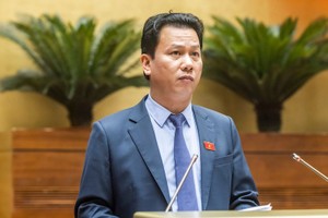 Bộ trưởng Bộ Tài nguyên và môi trường Đặng Quốc Khánh trình bày tờ trình.