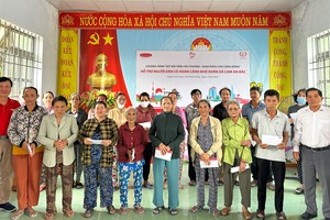 Ông Trần Đình Quân – Chủ tịch Hội đồng Thành viên Dai-ichi Life Việt Nam kiêm Chủ tịch Quỹ Vì cuộc sống tươi đẹp (áo thun đỏ) đến thăm và trao tặng quà cho người dân có hoàn cảnh khó khăn tại tỉnh Khánh Hòa vào ngày 14/6/2024