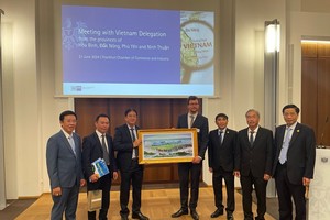 Đoàn công tác tỉnh Ninh Thuận giới thiệu thông tin đầu tư và chụp ảnh lưu niệm với đại diện IHK.