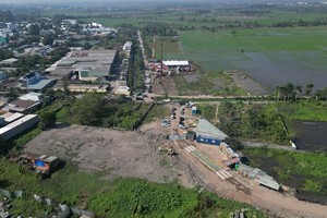 Thi công đường Vành đai 3, TP.HCM đoạn qua huyện Hóc Môn - Ảnh: Lê Toàn