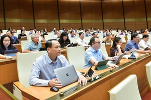 Các đại biểu Quốc hội bấm nút thông qua Nghị quyết.