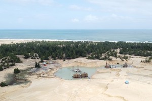 Một điểm mỏ khai thác titan tại huyện Phù Cát, tỉnh Bình Định.