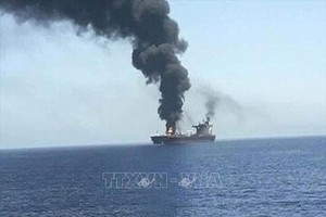 Một con tàu bị lực lượng Houthi tấn công. Ảnh: IRNA/TTXVN