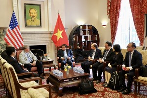Bộ trưởng Bộ Kế hoạch và Đầu tư Nguyễn Chí Dũng tiếp Tiến sĩ Richard Lawton Thurston, nguyên Phó chủ tịch TSMC. (Ảnh: MPI)
