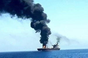 Con tàu bị lực lượng Houthi tấn công trên Biển Đỏ. (Ảnh: IRNA/TTXVN)