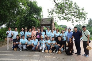 Đoàn khảo sát của Hiệp hội Du lịch quận Hoàn Kiếm nghe giới thiệu thông tin về du lịch Đường Lâm. (Ảnh: Công Thọ)