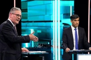 Thủ tướng Anh Rishi Sunak (phải) và lãnh đạo Công đảng Keir Starmer trong cuộc tranh luận trực tiếp đầu tiên trên truyền hình, ở Manchester, ngày 4/6/2024. Ảnh: ITV/TTXVN