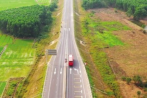 Một đoạn cao tốc Cam Lộ - La Sơn hiện hữu với 2 làn xe. Ảnh: A.M