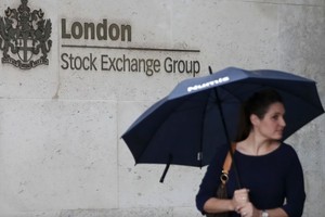 Bên ngoài trụ sở Sàn giao dịch chứng khoán Anh. Ảnh: AFP