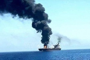 Con tàu bị lực lượng Houthi tấn công ngoài khơi Aden, Yemen. Ảnh tư liệu: IRNA/TTXVN