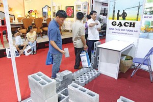 Dù gạch không nung có nhiều ưu điểm, nhưng khâu tiêu thụ sản phẩm này vẫn gặp nhiều khó khăn