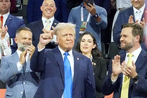 Cựu Tổng thống Mỹ Donald Trump (giữa) tại Đại hội toàn quốc của đảng Cộng hòa ở thành phố Milwaukee, bang Wisconsin ngày 16/7/2024. Ảnh: Kyodo/TTXVN