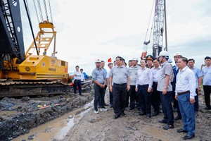 Thủ tướng kiểm tra cao tốc Châu Đốc - Cần Thơ - Sóc Trăng. Ảnh: Nhật Bắc