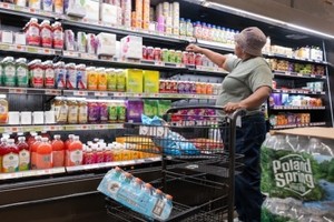 Người tiêu dùng mua sắm tại một cửa hàng tạp hóa ở quận Brooklyn, tại Thành phố New York vào ngày 11/7/2024. Ảnh: AFP