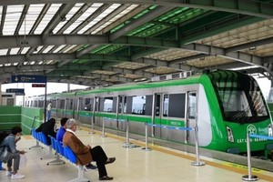 Hành khách chờ tàu tuyến đường sắt Cát Linh - Hà Đông.