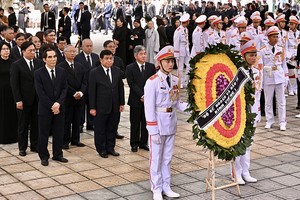 Đoàn Bộ Kế hoạch và Đầu tư do Bộ trưởng Nguyễn Chí Dũng làm trưởng đoàn đã vào viếng Tổng Bí thư Nguyễn Phú Trọng. (Ảnh: MPI)