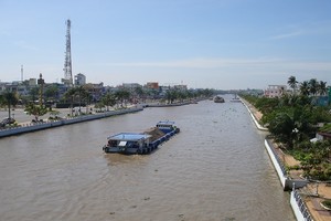 Xà lan vận chuyển cát trên kênh Xáng Xà No đoạn qua TP Vị Thanh - Hậu Giang