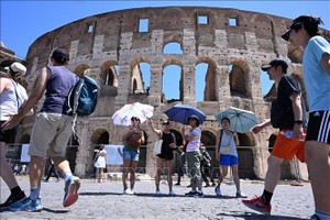 Khách du lịch tham quan Đấu trường La Mã ở Rome, Italy ngày 12/7/2024. Ảnh: THX/TTXVN
