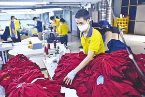 Cùng với việc chuẩn bị nguyên liệu, nhân lực, các doanh nghiệp dệt may đang theo dõi sát tình hình thị trường để chủ động xây dựng kế hoạch sản xuất, kinh doanh