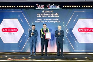 Ông Yoshihito Takahama – Phó Tổng Giám đốc Điều hành kiêm Phó Tổng Giám đốc Hành chính Tổng hợp Dai-ichi Life Việt Nam nhận giải thưởng “Top 10 Công ty bảo hiểm Nhân thọ uy tín 2024”