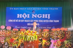 Ông Tô Hiếu Trung, Chủ tịch UBND huyện Vĩnh Thạnh phát biểu tại hội nghị.