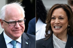 Phó Tổng thống Mỹ Kamala Harris (phải) xác nhận ông Tim Walz là người đồng hành tranh cử. (Nguồn: AFP/Getty Images)