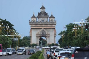 Xe ô tô trên đường phố ở Lào. (Ảnh: Laotian Times)