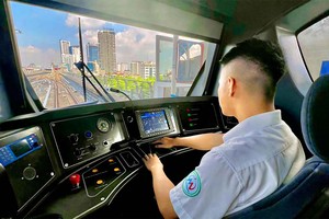Bên trong khoang lái đoàn tàu đường sắt tốc độ đô thị TP. Hà Nội, đoạn Nhổn - ga Hà Nội.