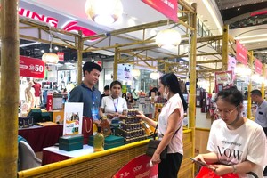 Người tiêu dùng mua đặc sản vùng miền tại hội chợ.