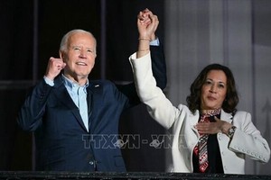 Phó Tổng thống Mỹ Kamala Harris (phải) và Tổng thống Joe Biden tại một sự kiện ở Nhà Trắng ngày 4/7/2024. Ảnh: AP/TTXVN