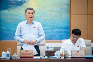 Chủ nhiệm Ủy ban Khoa học, Công nghệ và Môi trường Lê Quang Huy trình bày báo cáo.