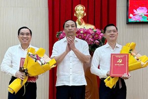 Chủ tịch UBND tỉnh Kiên Giang Lâm Minh Thành trao quyết định cho ông Trần Minh Khoa (bên phải) và ông Huỳnh Quang Hưng (bên trái). Nguồn: baokiengiang.vn