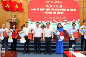 Bí thư Tỉnh ủy Long An Nguyễn Văn Được (thứ 4 từ phải qua), Phó Bí thư Thường trực Tỉnh ủy Long An Nguyễn Thanh Hải (thứ 4 từ trái qua) cùng cán bộ được trao quyết định. Nguồn: longan.gov.vn