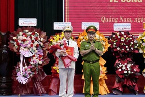 Trung tướng Nguyễn Văn Long, Thứ trưởng Bộ Công an trao quyết định về điều động, bổ nhiệm Giám đốc Công an tỉnh Quảng Nam cho Đại tá Nguyễn Hữu Hợp.