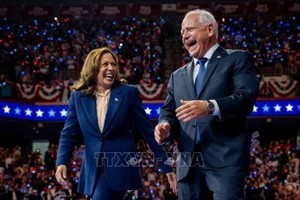 Phó Tổng thống Mỹ Kamala Harris (trái) và Thống đốc bang Minnesota Tim Walz tại chiến dịch vận động tranh cử ở Philadelphia, Pennsylvania, Mỹ, ngày 6/8/2024. Ảnh: Getty Images/TTXVN