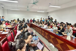 22h đêm ngày 21/8, nhiều bậc phụ huynh có mặt tại Trường Tiểu học Tây Mỗ 3.