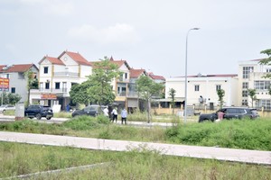 Nhiều người đặt nghi vấn về việc các đội nhóm đấu giá đất cố tình "bơm thổi" giá bất động sản địa phương. Ảnh: Nhật Linh