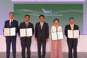 Bà Nguyễn Thị Nga, Chủ tịch Tập đoàn BRG cùng đại diện các bên tham gia lễ trao biên bản ghi nhớ hợp tác, dưới sự chứng kiến của ông Ken Saito, Bộ trưởng Bộ Kinh tế, Thương mại và Công nghiệp Nhật Bản (đứng giữa)