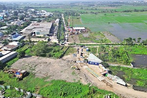 Thi công đường vành đai 3 TP.HCM. Ảnh: Lê Toàn
