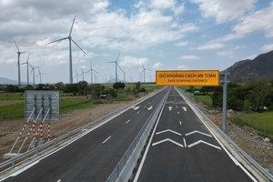 Cao tốc Cam Lâm - Vĩnh Hảo đi ngang qua dự án điện gió tại tỉnh Ninh Thuận.
