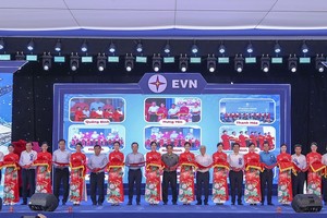 Thủ tướng Phạm Minh Chính cùng lãnh đạo các bộ, ngành, địa phương tại 9 điểm cầu đã thực hiện nghi thức khánh thành dự án đường dây tải điện 500 kV mạch 3 Quảng Trạch-Phố Nối.