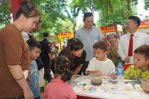 Du khách tham quan, trải nghiệm tại Lễ hội Quà tặng Du lịch Hà Nội 2024, do Sở Du lịch Hà Nội tổ chức.