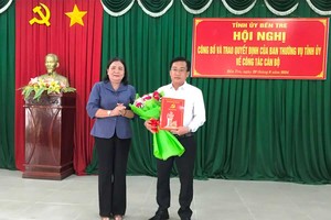 Quyền Bí thư Tỉnh ủy, Chủ tịch HĐND tỉnh Bến Tre Hồ Thị Hoàng Yến trao Quyết định cho ông Võ Văn Phú. Nguồn: bentre.gov.vn