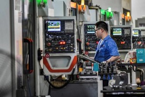 Công nhân làm việc trong một nhà máy in và đóng gói ở thành phố Thanh Châu, tỉnh Sơn Đông, Trung Quốc. Ảnh: AFP