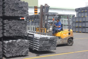 Sản xuất ống nhựa tại một doanh nghiệp trên địa bàn TP.HCM - Ảnh: Lê Quân