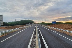 Điểm giao giữa Quốc lộ 15D và tuyến cao tốc Cam Lộ - La Sơn.